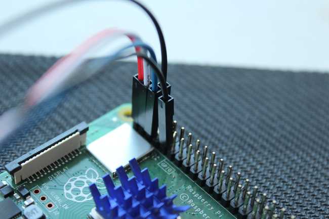 Подключаем к пинам на Малинке